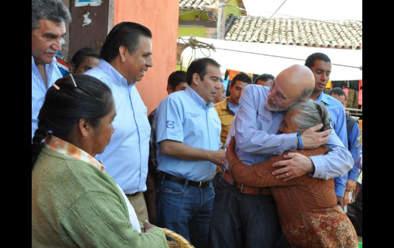 Luis Felipe Bravo Mena, realiza un recorrido por el tianguis de Texcaltitlán, como parte de su agenda de campaña. NTX  /