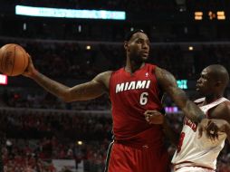 LeBron James consiguió 29 puntos y atrapó 10 rebotes. AFP  /