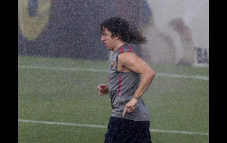 Carles Puyol se ejercita durante el entrenamiento del conjunto azulgrana. REUTERS  /