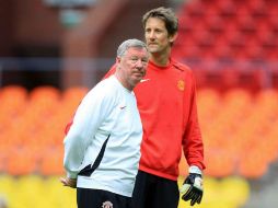 Alex Ferguson junto a Van der Sar en una foto del 2008, el portero holandés sería otra de las bajas para los Red Devils. MEXSPORT  /