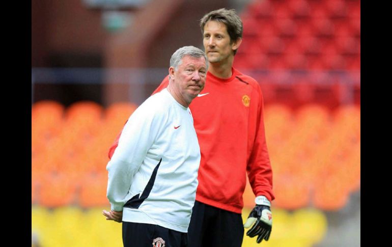 Alex Ferguson junto a Van der Sar en una foto del 2008, el portero holandés sería otra de las bajas para los Red Devils. MEXSPORT  /