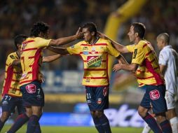 Los jugadores del Morelia festejando su anotación que les permitió empatar el duelo ante Pumas en casa. AFP  /