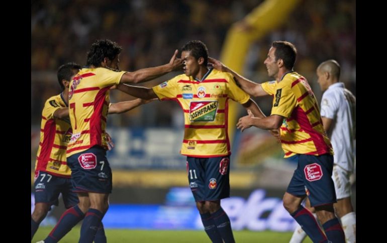 Los jugadores del Morelia festejando su anotación que les permitió empatar el duelo ante Pumas en casa. AFP  /