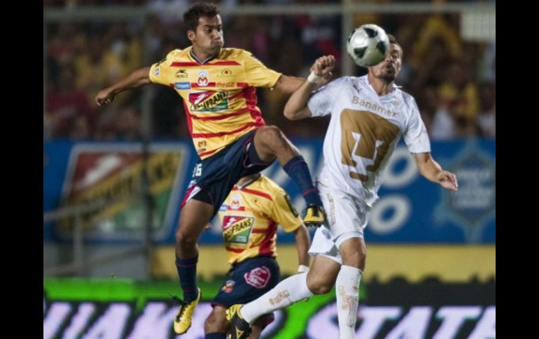 Acciones del partido de ida de la final de la Liguilla Clausura 2011. AFP  /