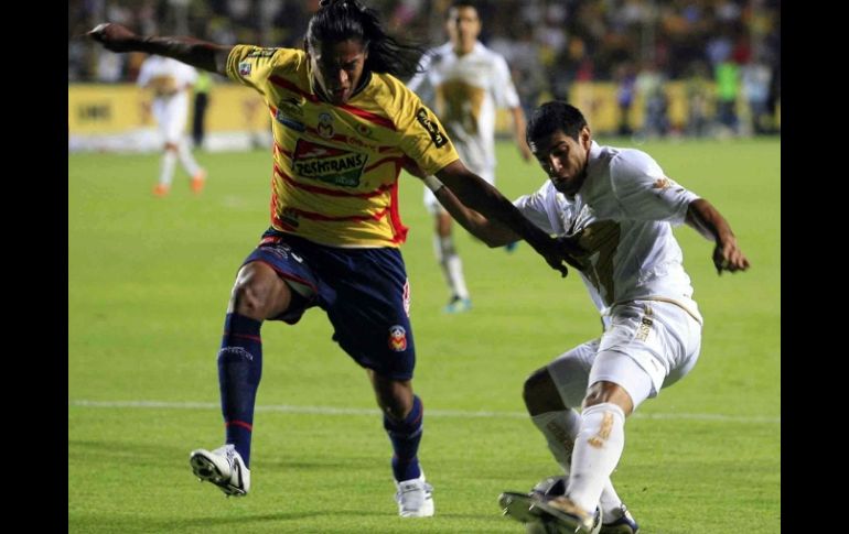 Joel Huiqui (I) de Monarcas y Martín Bravo de los Pumas, durante el partido de 'ida' en el Estadio Morelos. MEXSPORT  /