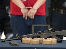 Un fusil R15 y balas fueron decomisadas también en el operativo donde se detuvo a 'El Tocayo' (c). AFP  /