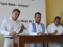 Gabino Cué y Francisco Blake Mora en la firma del convenio de creación del Grupo Beta-Ixtepec. EL UNIVERSAL  /