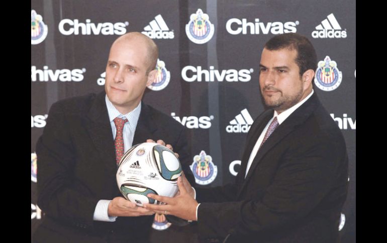 Gustavo Guerra, director de mercadotecnia de Chivas, y Carlos Maza, director Adidas México, tras la firma del convenio. MEXSPORT  /