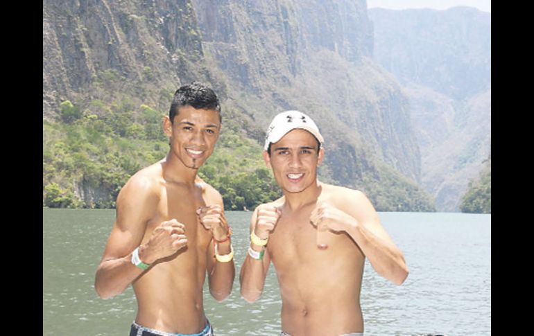 Tomás ''Gusano'' Rojas y Juan José ''Goofy'' Montes posan con el Cañón del Sumidero de marco, durante la ceremonia de pesaje. G. LÓPEZ  /