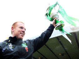 Neil Lennon, técnico del Celtic, carga la copa conseguida este sábado. AP  /