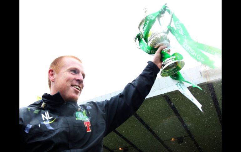 Neil Lennon, técnico del Celtic, carga la copa conseguida este sábado. AP  /