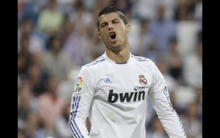 El delantero del Real Madrid, Cristiano Ronaldo, festeja tras marcar gol ante Almería. AP  /