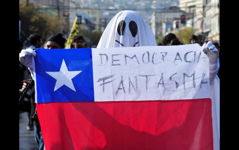 Un manifestante muetsra una bandera en los alrededores del Congreso, en Valparaíso. AFP  /