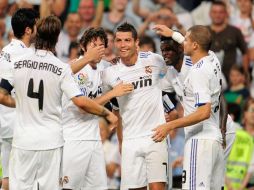 Los jugadores del Real Madrid festejan tras la segunda anotación de Cristiano ante Almería. AFP  /