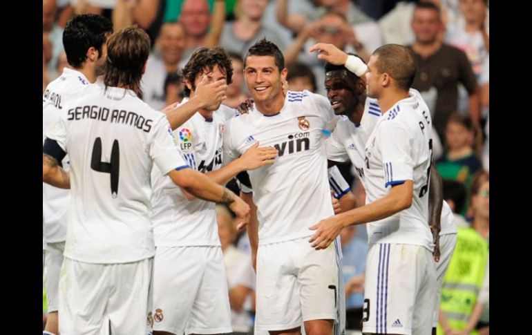 Los jugadores del Real Madrid festejan tras la segunda anotación de Cristiano ante Almería. AFP  /