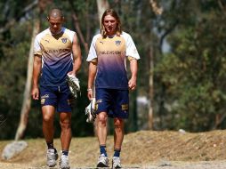 Darío Verón (izq.) deja la práctica de Pumas junto a Leandro Augusto. MEXSPORT  /