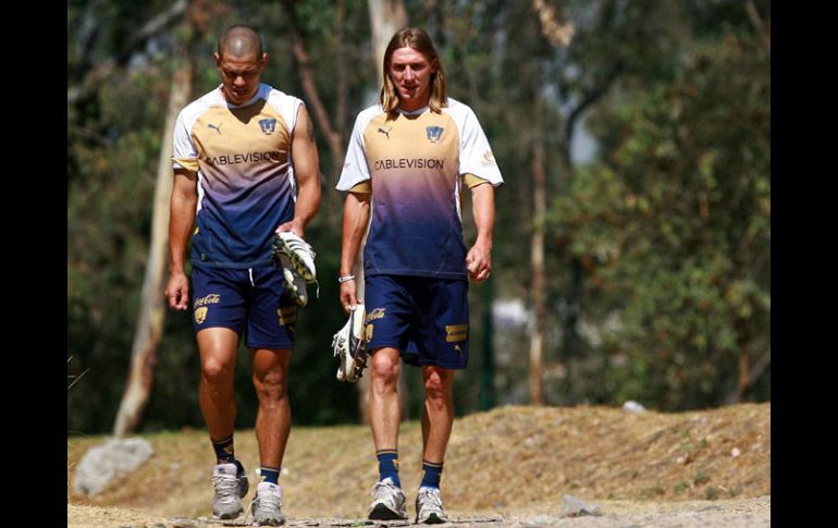 Darío Verón (izq.) deja la práctica de Pumas junto a Leandro Augusto. MEXSPORT  /