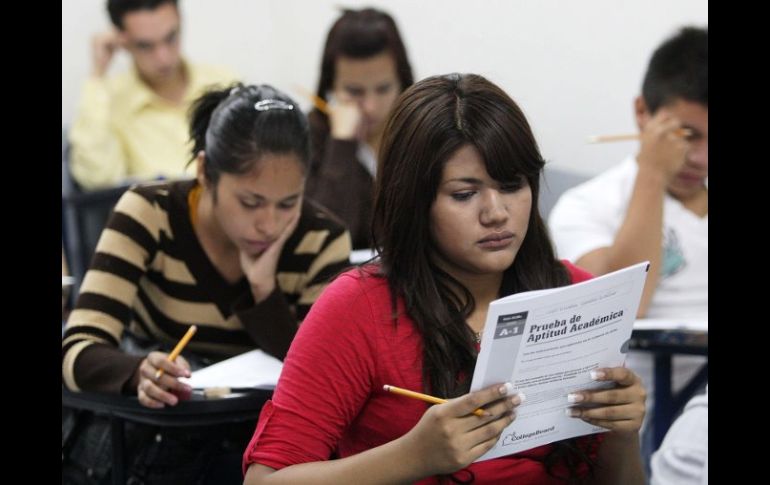 Estudiantes provenientes de preparatorias públicas y privadas realizaron el examen en los 14 centros de la UdeG. A. CAMACHO  /