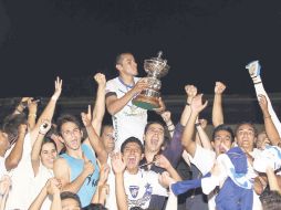 Jugadores del Celaya festejan el ascenso en el ''Miguel Alemán''. MEXSPORT  /