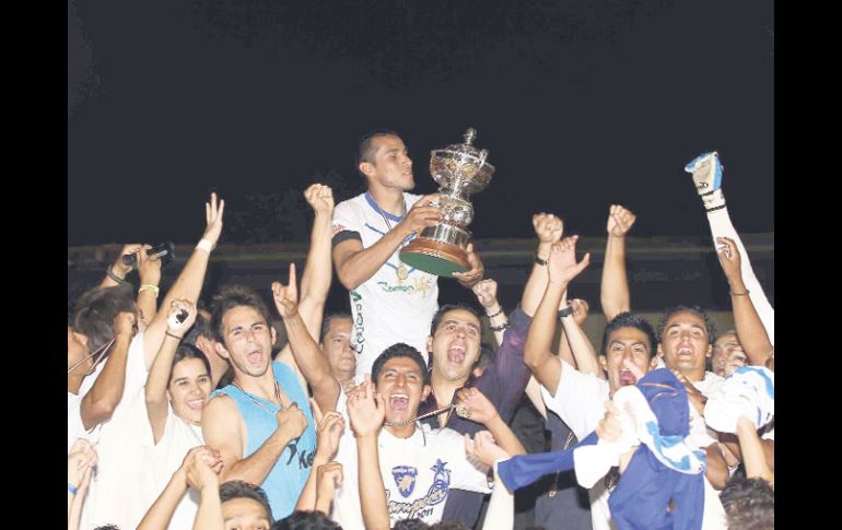 Jugadores del Celaya festejan el ascenso en el ''Miguel Alemán''. MEXSPORT  /