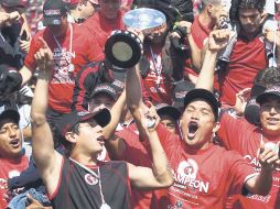 Gerardo Galindo (der.) levanta el trofeo del Tijuana. MEXSPORT  /