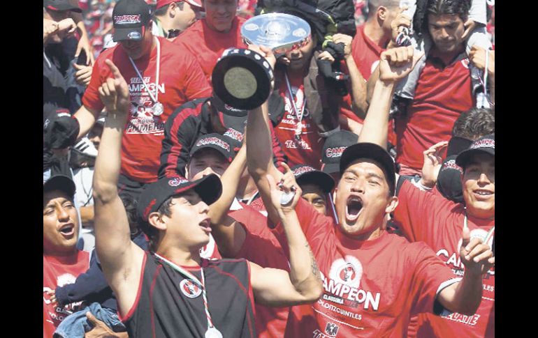 Gerardo Galindo (der.) levanta el trofeo del Tijuana. MEXSPORT  /