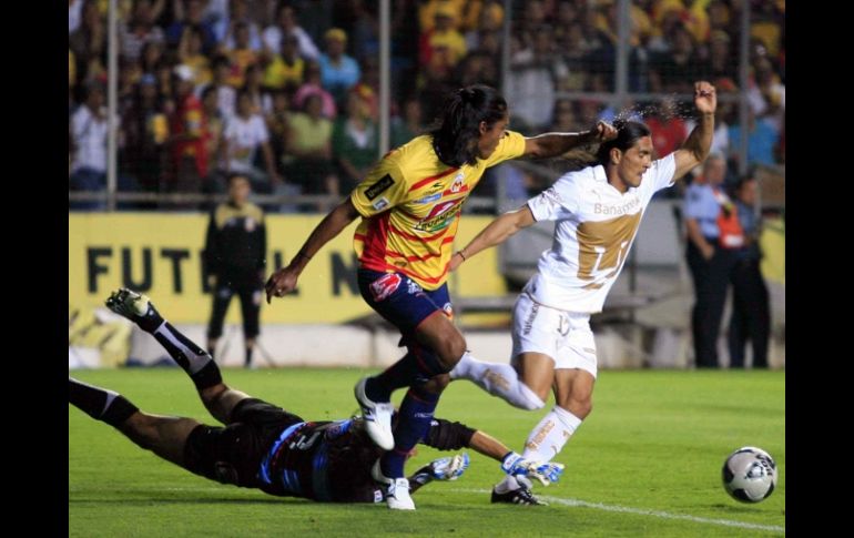 Acciones del duelo de ida de la final entre Pumas y Morelia en la Liguilla Clausura 2011. MEXSPORT  /