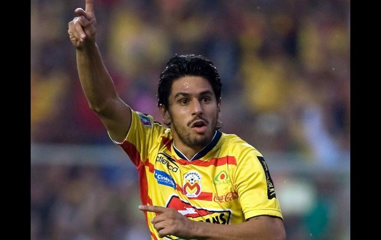 El delantero de Morelia, Rafael Márquez, celebra tras anotar ante Cruz Azul, en el partido de semifinales. MEXSPORT  /