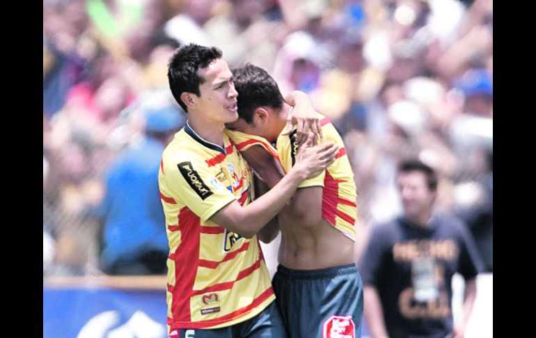 Ismael Pineda consuela a Adrián Aldrete tras haber perdido la final ante los Pumas. EFE  /