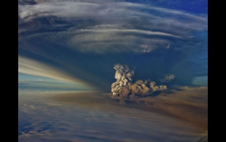 La erupción del volcán Grimsvötn provocó el cierre del espacio aéreo de Islandia. EFE  /