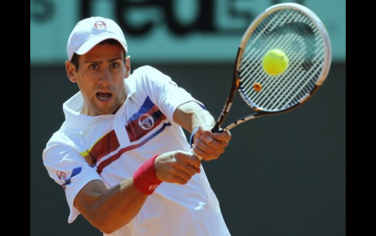 Novak Djokovic buscará mantenerse invicto en el Roland Garros y adjudicarse el número uno mundial. AP  /