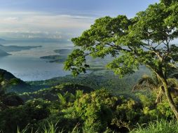 Vista del Lago Taal en Filipinas, el cuerpo de agua se formó cuando un cráter volcánico se derrumbó. BUDGETTRAVEL.COM  /