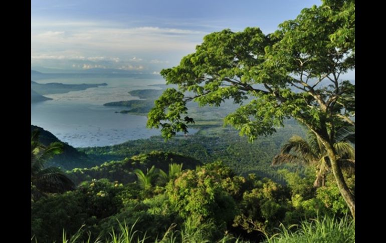 Vista del Lago Taal en Filipinas, el cuerpo de agua se formó cuando un cráter volcánico se derrumbó. BUDGETTRAVEL.COM  /