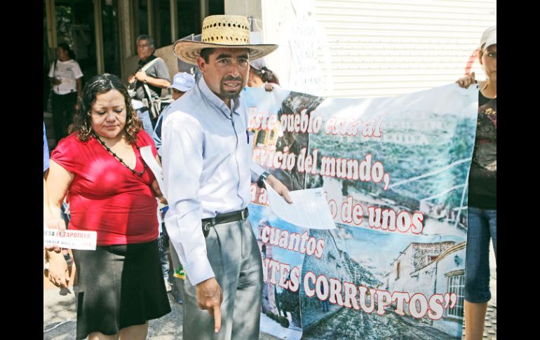 Los manifestantes abarrotaron con pancartas la Avenida Federalismo. A. GARCÍA  /