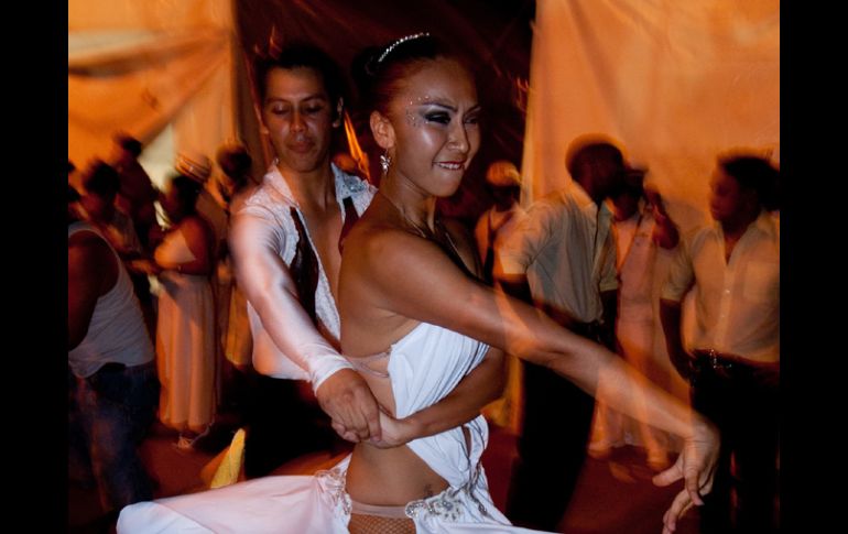 Bailarines se preparan para engalanar los conciertos de los músicos durante el festival. NTX  /