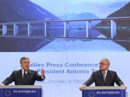 Antonio Tajani, comisario europeo de la industria (i), y el director de la ESA Jean-Jacques Dordain (d) hablan sobre el proyecto. EFE  /