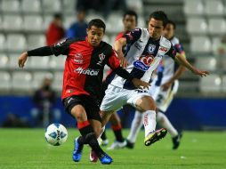 El defensa de Pachuca, Paúl Aguilar se disputa el balón ante Michael Ortega de Atlas. MEXSPORT  /