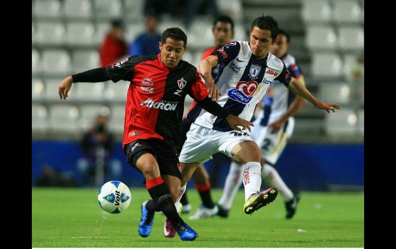 El defensa de Pachuca, Paúl Aguilar se disputa el balón ante Michael Ortega de Atlas. MEXSPORT  /