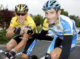 Lance Armstrong (izq.) junto a compatriota y compañero George Hincapie, durante la 20º etapa del Tour de Francia. EFE  /