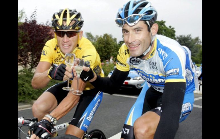 Lance Armstrong (izq.) junto a compatriota y compañero George Hincapie, durante la 20º etapa del Tour de Francia. EFE  /