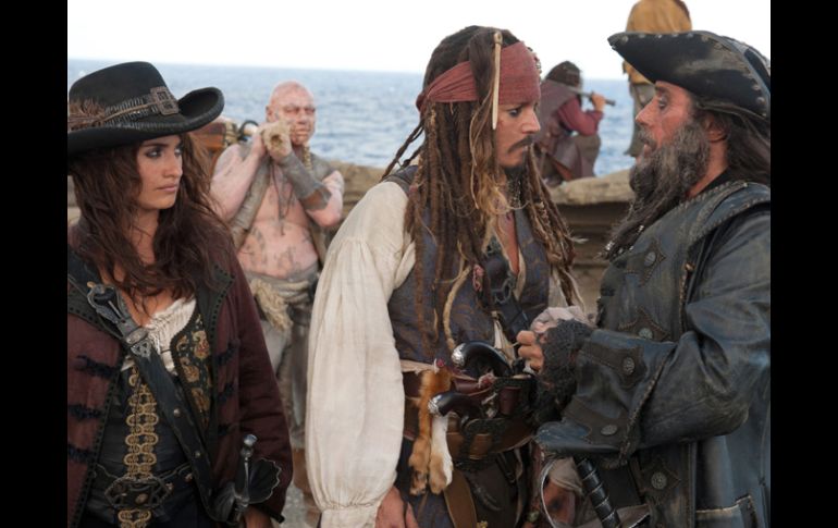 Fotograma de la película que muestra a los actores Johnny Deep (c), Penélope Cruz (i) e Ian McShane. EFE  /