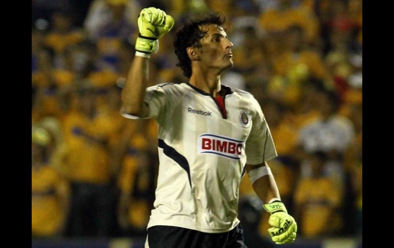 El arquero del Guadalajara, Luis Michel, está entre los convocados para la Copa América de Argentina 2011. MEXSPORT  /