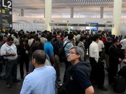 Largas filas de usuarios de Aeroméxico se registraron hoy en la Terminal 2 del Aeropuerto Internacional del DF. EL UNIVERSAL  /