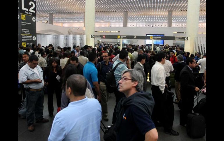 Largas filas de usuarios de Aeroméxico se registraron hoy en la Terminal 2 del Aeropuerto Internacional del DF. EL UNIVERSAL  /