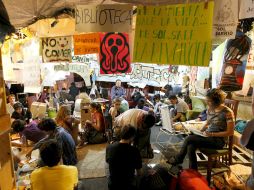 Miles de jóvenes acampados en muchas plazas españolas demandan un cambio de sistema político y social. EFE  /