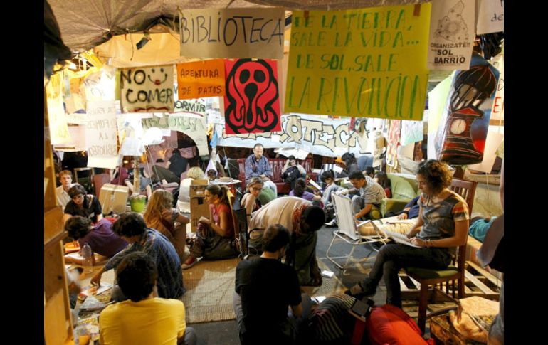 Miles de jóvenes acampados en muchas plazas españolas demandan un cambio de sistema político y social. EFE  /