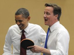 Barack Obama y Cameron compartieron mesa de ping-pong con dos alumnos de la escuela Globe Academy. AFP  /