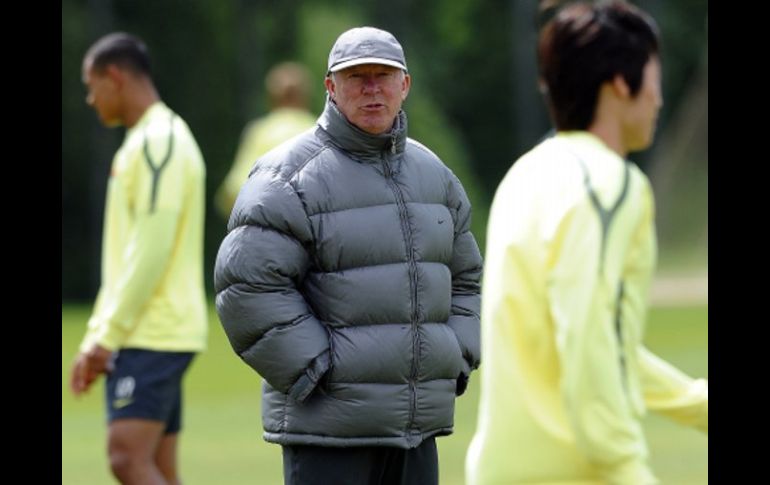 Alex Ferguson prepara a sus jugadores para que puedan coronarse en Wembley. AFP  /