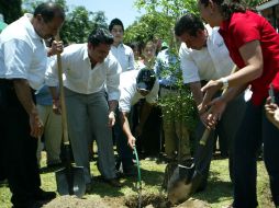 Los alcaldes Aristóteles Sandoval y Miguel Castro encabezaron el arranque del programa en la Zona de Miravalle. A. HINOJOSA  /