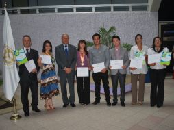 El rector Guillermo Alonzo Velasco (tercero de izquierda a derecha), con alumnos galardonados. ESPECIAL  /